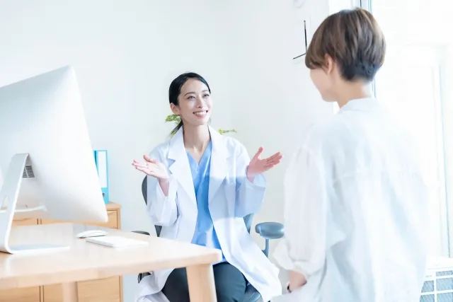 整形外科で医師の診察を受けるイメージ
